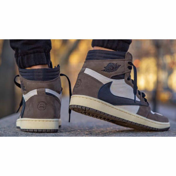 超激安!ジョーダン トラビス 偽物 ナイキ エアージョーダン 1 レトロ CD4487-100 茶色