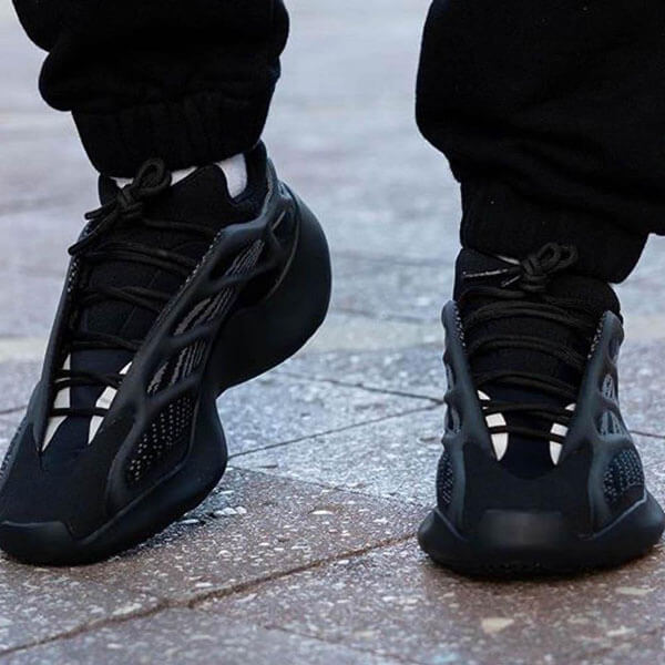 アディダス YEEZY BOOST 700 V3 ALVAH イージーブースト アルヴァ H67799