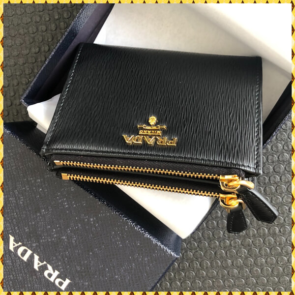 プラダ 偽物Vitello Move 1ML024 2つ折りコンパクト財布 国内発送