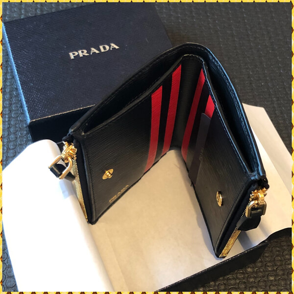 プラダ 偽物Vitello Move 1ML024 2つ折りコンパクト財布 国内発送