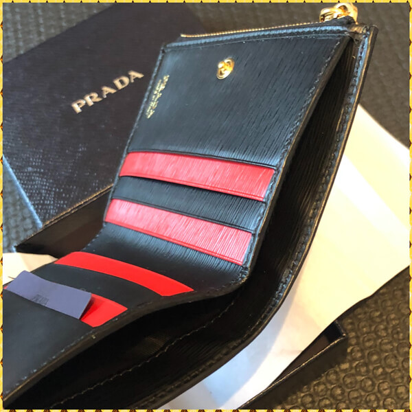 プラダ 偽物Vitello Move 1ML024 2つ折りコンパクト財布 国内発送