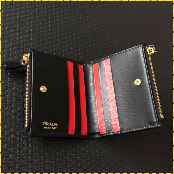 プラダ 偽物Vitello Move 1ML024 2つ折りコンパクト財布 国内発送