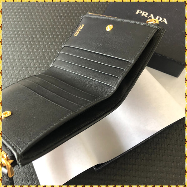 プラダ 偽物Vitello Move 1ML024 2つ折りコンパクト財布 国内発送