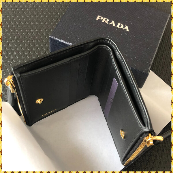 プラダ 偽物Vitello Move 1ML024 2つ折りコンパクト財布 国内発送