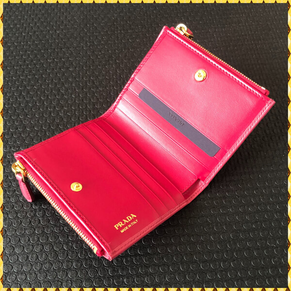 プラダ 偽物Vitello Move 1ML024 2つ折りコンパクト財布 国内発送