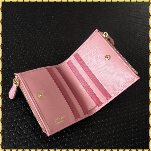 プラダ 偽物Vitello Move 1ML024 2つ折りコンパクト財布 国内発送