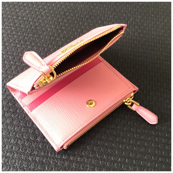 プラダ 偽物Vitello Move 1ML024 2つ折りコンパクト財布 国内発送