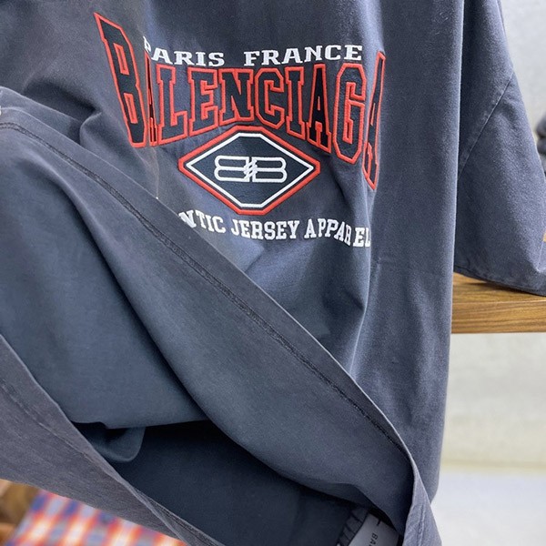 【セールで奇跡の入荷!】バレンシアガ ロゴTシャツ コピー♦おすすめ!