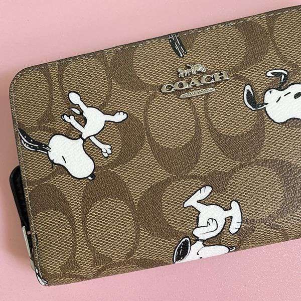 【関税・送料込】【コーチ x スヌーピー】●レア!●機能的でコンパクトなお財布