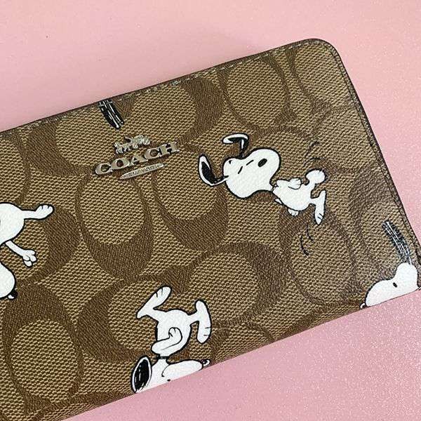 【関税・送料込】【コーチ x スヌーピー】●レア!●機能的でコンパクトなお財布