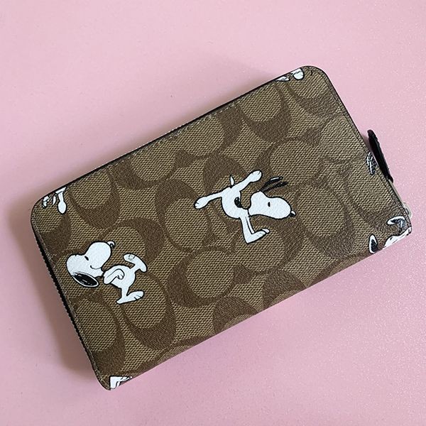 【関税・送料込】【コーチ x スヌーピー】●レア!●機能的でコンパクトなお財布