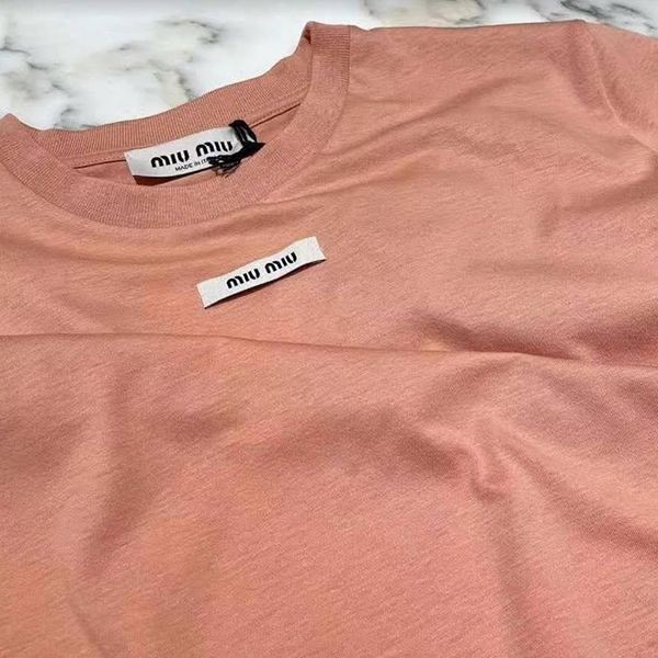 話題国内完売ミュウミュウ ロゴラベル クロップドTシャツ 偽物