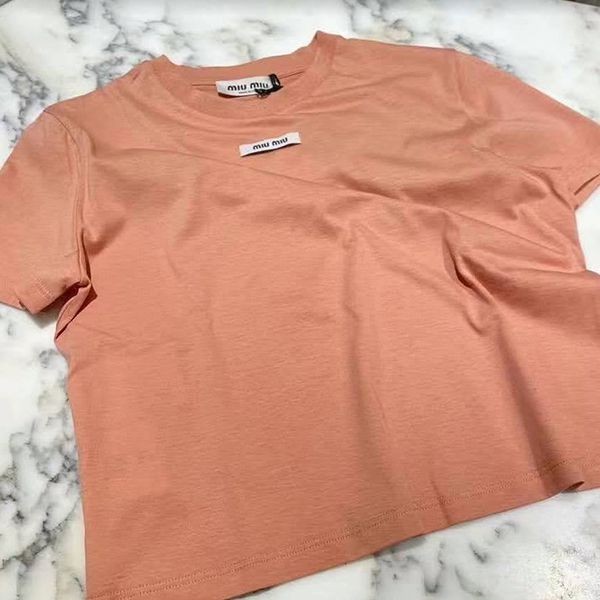 話題国内完売ミュウミュウ ロゴラベル クロップドTシャツ 偽物