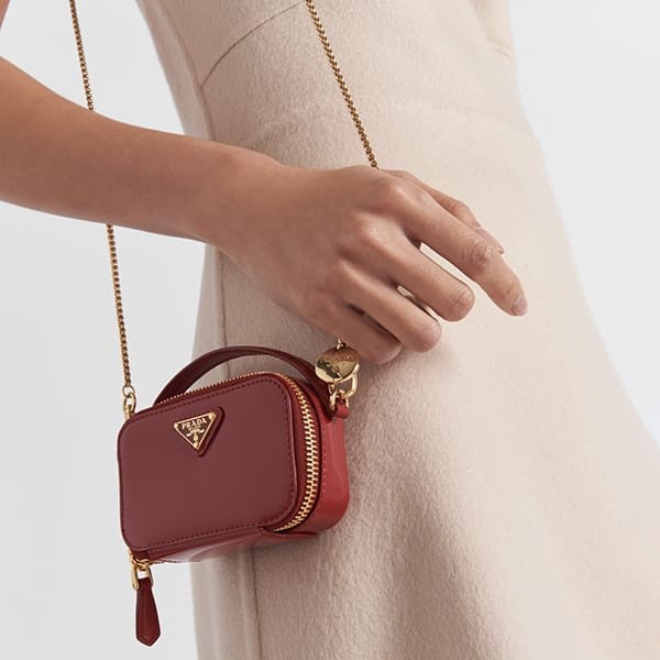 関税なしプラダ コピー パテントレザー チェーンストラップ ミニポーチ 3色 1NR025_069_F0E06