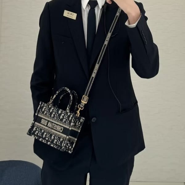 便利でディオール BOOK TOTE 偽物 ミニ ショルダーバッグ S5573CRIW_M928