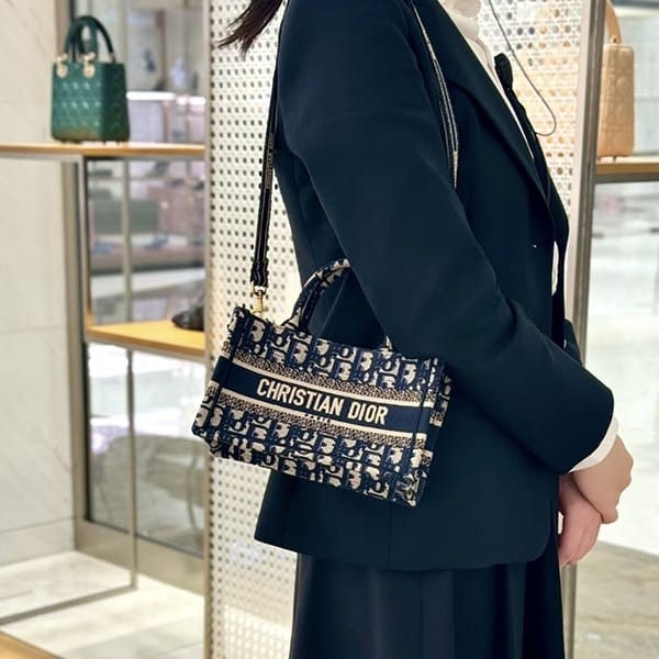 便利でディオール BOOK TOTE 偽物 ミニ ショルダーバッグ S5573CRIW_M928