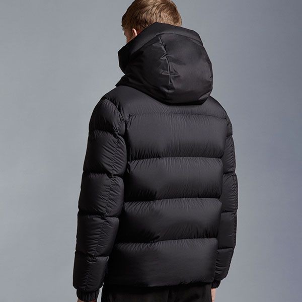 モンクレール エンボスロゴ ダウンジャケット I20911A002015