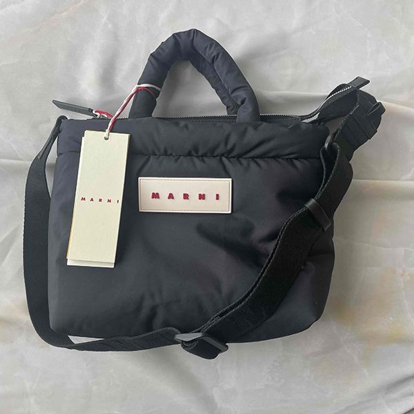 人気アイコンも注目マルニ ブラック PUFF ミニトートバッグ偽物BMMP0131U2P646000N99