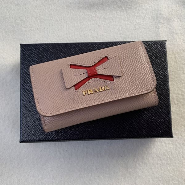 プラダ☆バイカラーSAFFIANO 偽物リボン4連キーケース1PG004