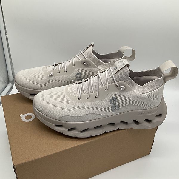 ユニークなデザインロエベ×Onコラボ 偽物クラウドティルト スニーカーL929282X15