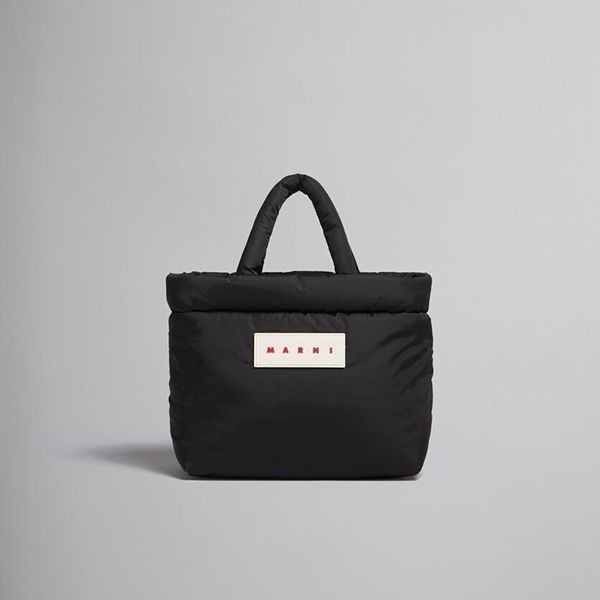 人気アイコンも注目マルニ ブラック PUFF ミニトートバッグ偽物BMMP0131U2P646000N99