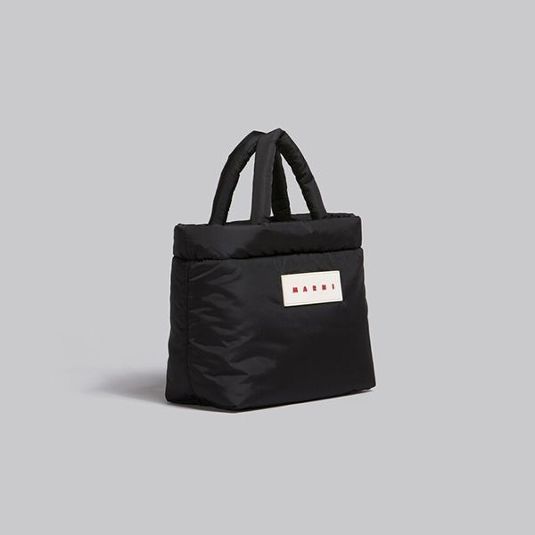 人気アイコンも注目マルニ ブラック PUFF ミニトートバッグ偽物BMMP0131U2P646000N99