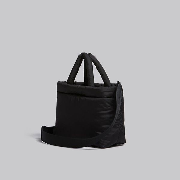 人気アイコンも注目マルニ ブラック PUFF ミニトートバッグ偽物BMMP0131U2P646000N99