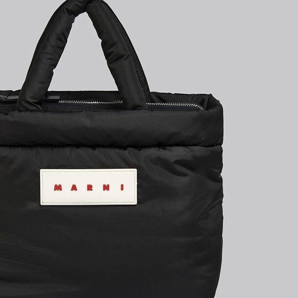 人気アイコンも注目マルニ ブラック PUFF ミニトートバッグ偽物BMMP0131U2P646000N99