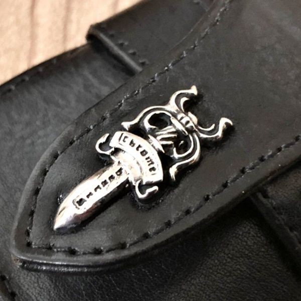 エレガント&キュートクロムハーツ レナード 偽物カムホート彫金 2nd ダガー 5 コノリーレザー 小銭入れ カードケース030842