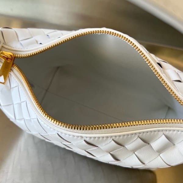 目玉商品!ボッテガ ヴェネタ 偽物 ミニ ウォレス ショルダーバッグ ハート 777898V3TJ18583