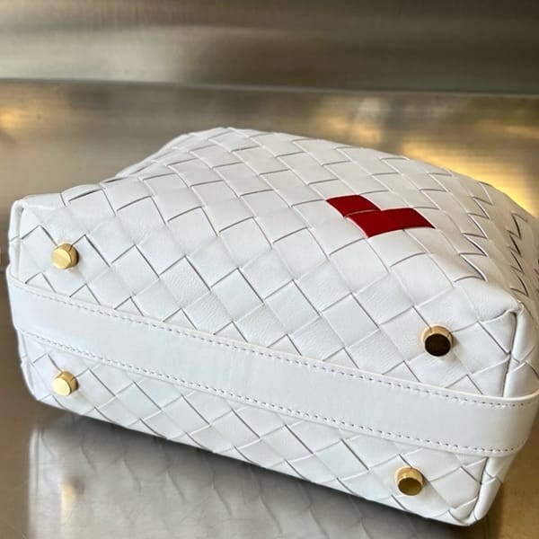 目玉商品!ボッテガ ヴェネタ 偽物 ミニ ウォレス ショルダーバッグ ハート 777898V3TJ18583