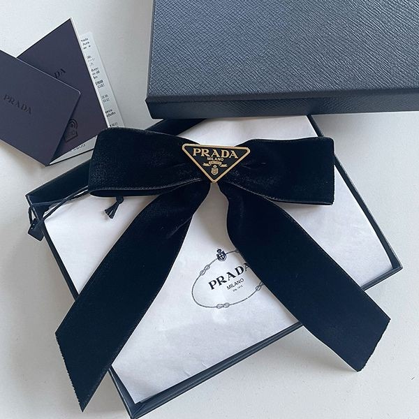付けるだけで可愛さUP プラダ ベルベット ヘアクリップ 1IF154