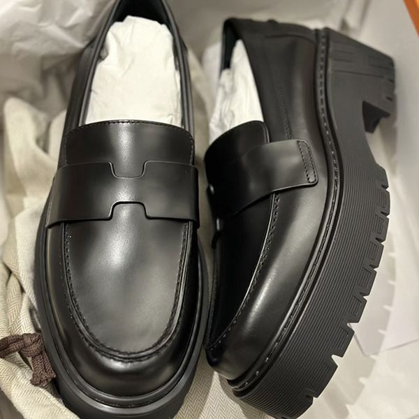 芸能人愛用エルメス モカシン《Hitch》ローファー 偽物 H232059Z 02365