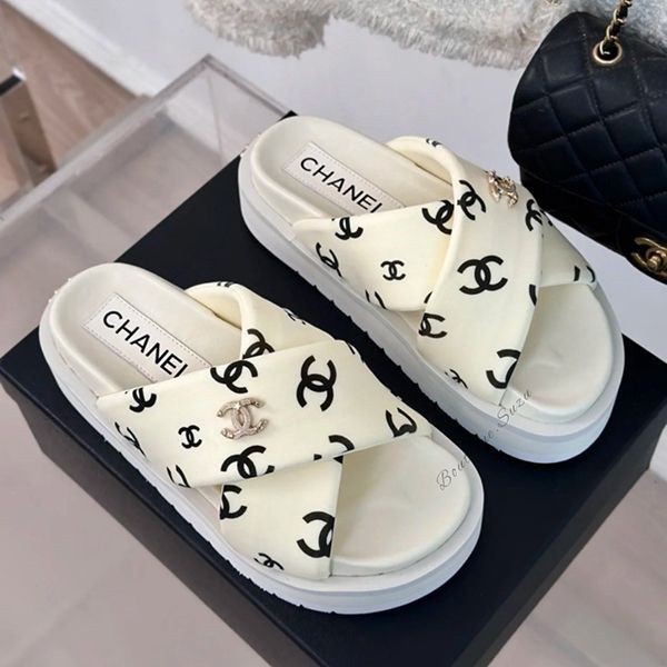 早い者勝ち♪涼しい♪ モノトーンCCロゴがポイント☆ シャネル 厚底サンダル 偽物 cc05281