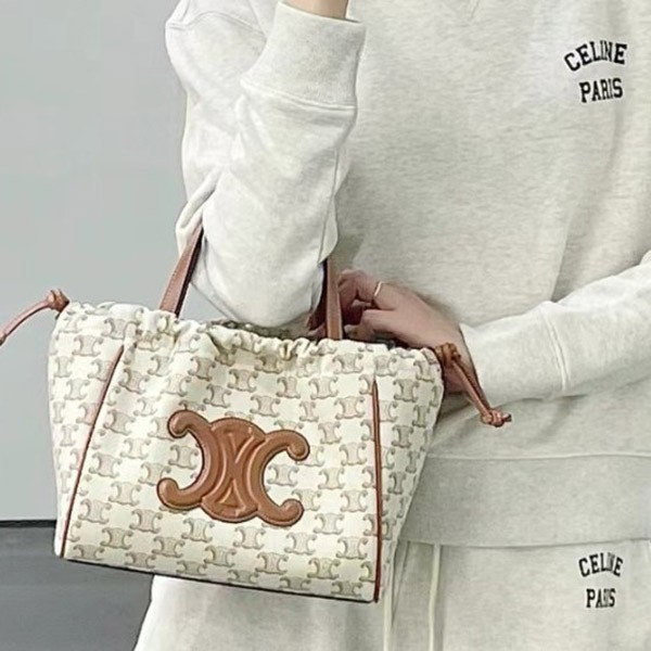 日本よりお得に！セリーヌ スモール カバ ドローストリング キュイル トリオンフ 111012FRI.01BC