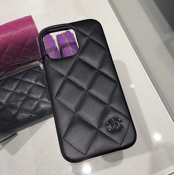 レプリカ【オールブラックが珍しい！】シャネル iphone 15/15 pro max ケースap4120