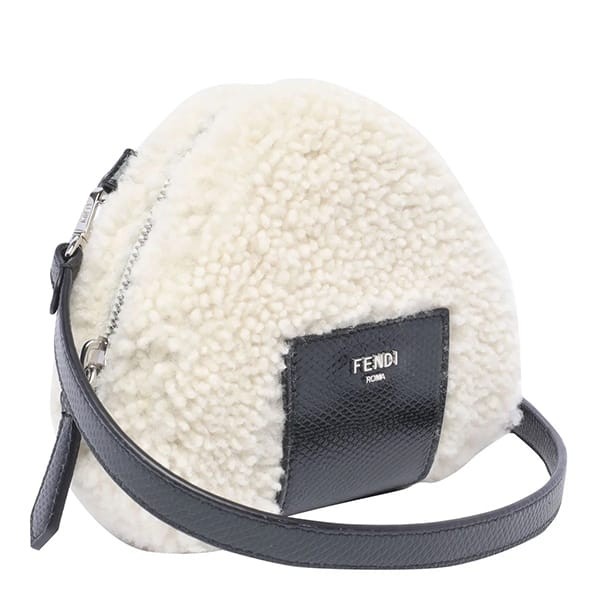 フェンディ 偽物 ホワイトシープスキンチャーム おにぎりバッグ 7as240apuof1mmu