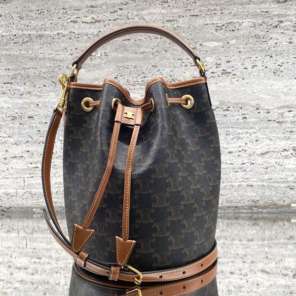 セリーヌ トリオンフキャンバス クララ バッグ 偽物 116882fqm.04lu