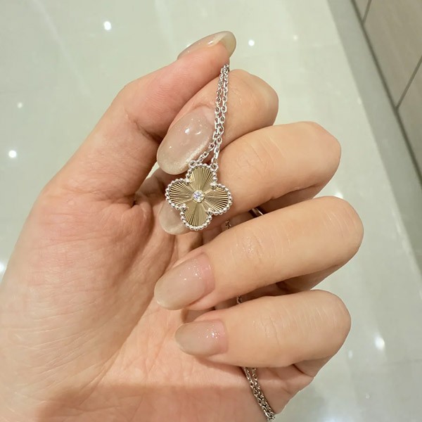 ヴァンクリーフ ホリデー 2024 限定アルハンブラ ペンダント w24101201