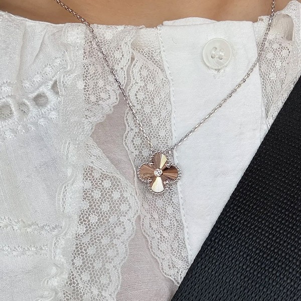 ヴァンクリーフ ホリデー 2024 限定アルハンブラ ペンダント w24101201