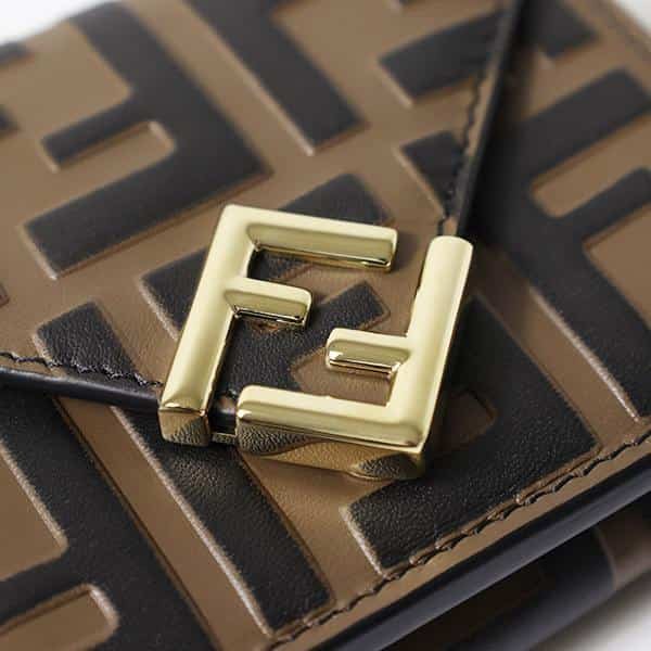 《大人気》フェンディ ミディアムサイズ ffダイヤモンド 三つ折り財布 8m0480adymf13vk