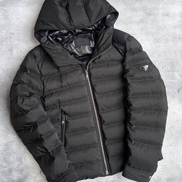 パロディプラダ n級品 トライアングルロゴ ダウンジャケット sgh072