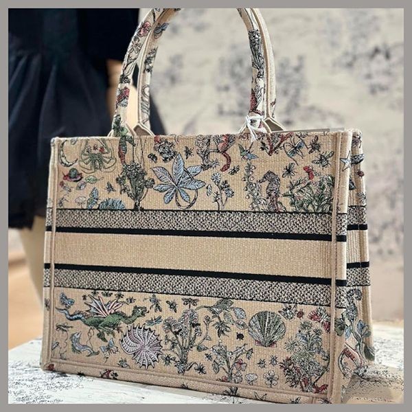 新作限定♪ディオール ブックトート コピー バッグ ミディアム M1296ZEEA【海モチーフの刺繍が上品★】