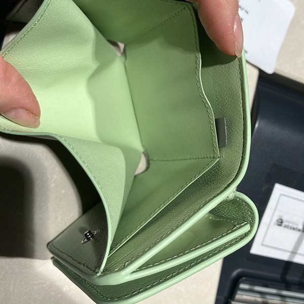 目を惹くカラーバレンシアガ コピー キャッシュ ミニ ウォレット リリーズ プリント "グリーン" 5938132AAPN3677