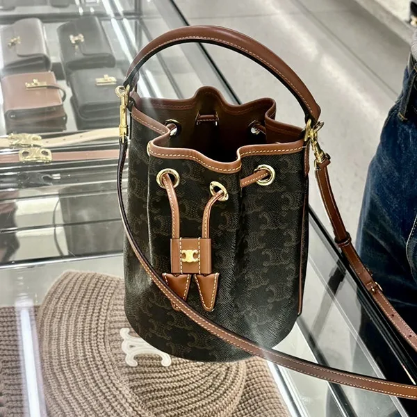 【セリーヌ】ティーンクララ バッグ 偽物 トリオンフキャンバス 121672CAS.04LU