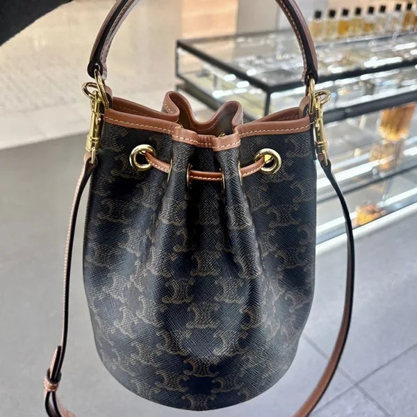 【セリーヌ】ティーンクララ バッグ 偽物 トリオンフキャンバス 121672CAS.04LU