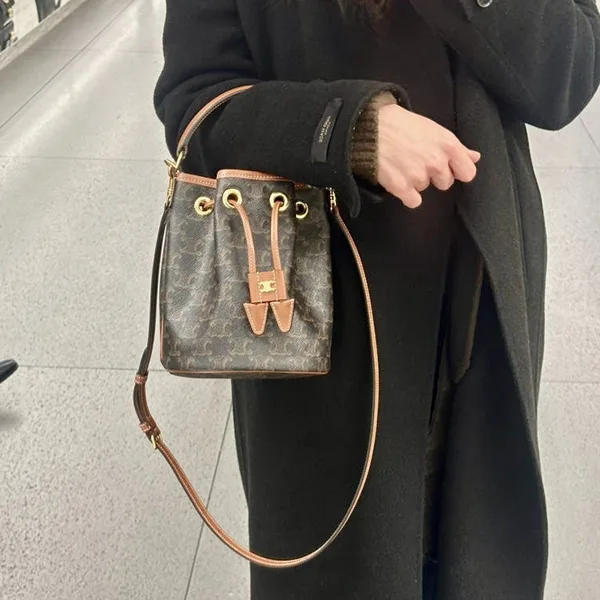 【セリーヌ】ティーンクララ バッグ 偽物 トリオンフキャンバス 121672CAS.04LU