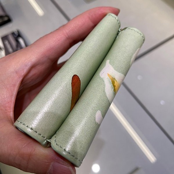 目を惹くカラーバレンシアガ コピー キャッシュ ミニ ウォレット リリーズ プリント "グリーン" 5938132AAPN3677