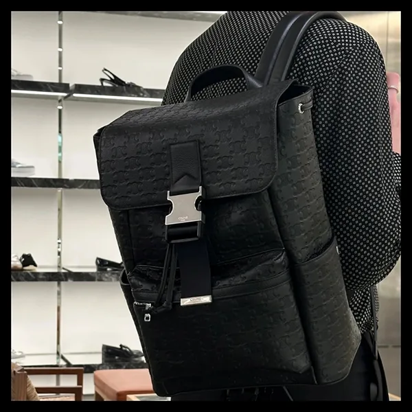 目を惹くカラー【セリーヌ】ブラックトリオンフエンボスバックパック パチモン 120813GLK.38SI