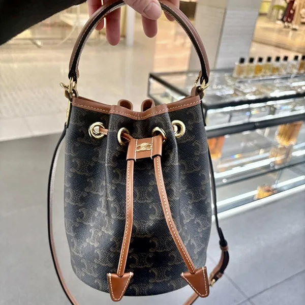 【セリーヌ】ティーンクララ バッグ 偽物 トリオンフキャンバス 121672CAS.04LU